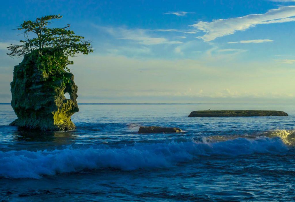 6B-f01-001-190520-0117-Rockface Morning Light